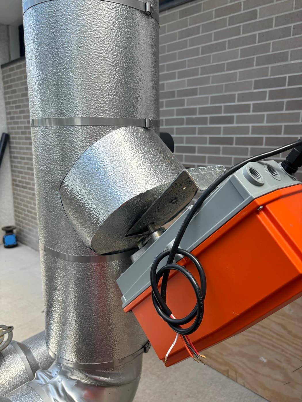Balancing damper on jacketed duct